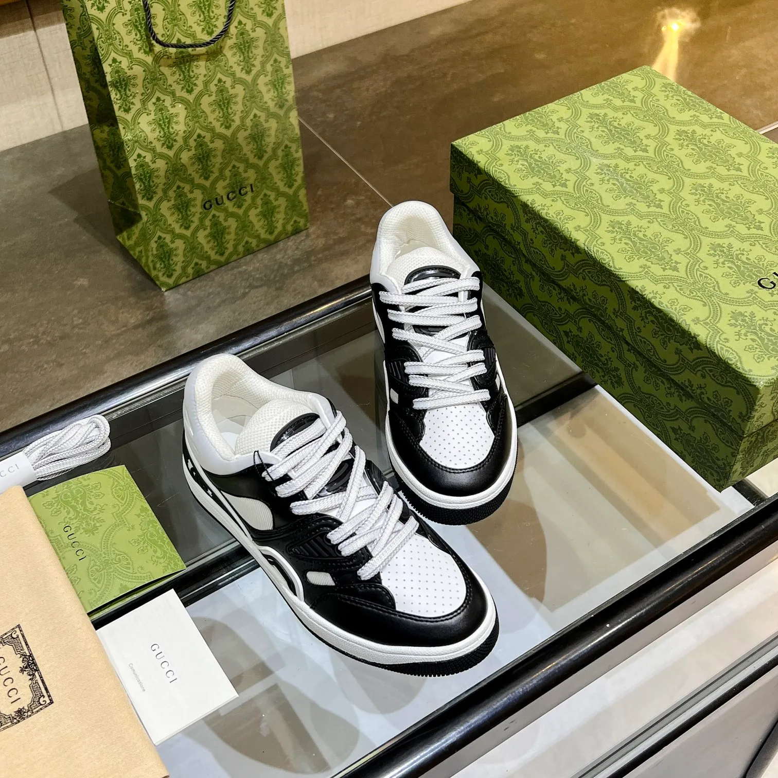 👟👟Ex-factory price 600👟👟 Men's size +10 high version, the top version of 2022 Gucci low-top sneakers! The new colors are reproduced one to one. New style for early spring, creating a perfect style💣💣💣street style🔥🔥🔥cool and trendy C-level fashionable outfit with a retro and futuristic feel🌹🌹🌹classic boot shape + British color-blocking design, super eye-catching. Various leather splicing, original reverse mold last type, imported high-end knitting needles showing exquisite texture! Open mold to customize high-density TPU outsole. 15 colors come out first. Size: Female 35-41 Male 39-46